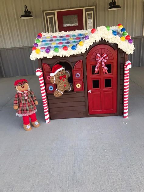 Little Tykes Playhouse Gingerbread House, Gingerbread Little Tikes House, Gingerbread Playhouse Diy, Playhouse Christmas Makeover, Playhouse Christmas Decor, Playhouse Gingerbread House, Gingerbread Scene, Whoville Houses, Christmas Playhouse