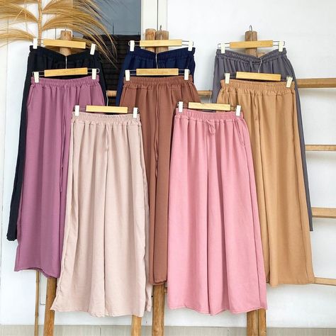 Bahan crinkle airflow adem banget guys,cocok untuk sehari² atau main,dipadukan kemeja oversized atau tunik cakep banget,warna banyak aman untuk cewek kue,cewek bumi & cewek mamba,link di bio aku namanya " Basic culottes" di kategori Pants. Kulot Crinkle, Lemon Skin, Hijab Wedding, Muslim Fashion Dress, Pants Details, Outfit Hijab, Causual Outfits, Muslim Fashion, Trendy Fashion