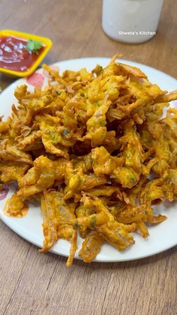 Bhajiya Recipe, Onion Pakora Recipe, Kanda Bhaji, Onion Pakora, Carom Seeds, Onion Bhaji, Pakora Recipe, Bhaji Recipe, Kitchen Ingredients