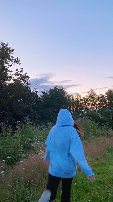 Faceless photo, Wildflowers, blurry aesthetic, sunset, hoodie Maria Core, Group Shifting, Sunset Hoodie, Blurry Aesthetic, Baggy Sweaters, Faceless Portrait, Aesthetic Sunset, Photo Inspo, Photo Ideas