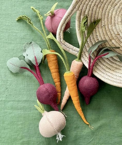 Waldorf Toys Diy, Diy Waldorf Toys, Vegetables For Kids, Vegetables Pattern, Felt Food Patterns, Felt Food Diy, Paper Flower Kit, Felt Kids, Felt Fruit