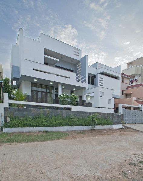 Residence for Mr. Jude and family at Thoraipakkam, Chennai | Murali architects | Archinect Murali Architects, Interior Barndominium Ideas, Interior Barndominium, Front Home Decor, Dream House Modern, Flat House, Exterior Houses, Contemporary Modern House, Design Hacks