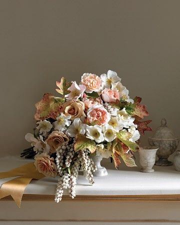 classic-wedding-floral-arrangements Martha Stewart Weddings Flowers, Flower Arrangements Wedding, White Bridal Bouquet, Victorian Flowers, Victorian Wedding, Floral Arrangements Wedding, Martha Stewart Weddings, Garland Wedding, Center Pieces