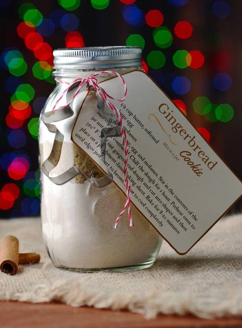 Gingerbread Cookie Mix in a Jar is a simple homemade Christmas gift that is perfect for teachers, neighbors & Co-workers. Mason Jar Cookie Recipes, Cookie Mix In A Jar, Gingerbread Cookie Mix, Mason Jar Cookies Mix, Cookie Mixes, Mix In A Jar, Baskets Diy, Mason Jar Christmas Gifts, Mason Jar Cookies