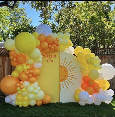 Sun First Birthday Party, Sunshine Baby Shower Theme, Around The Sun First Birthday, Sunshine Birthday Theme, Sun First Birthday, Bee Themed Birthday Party, Sunshine First Birthday, Decoration Buffet, White Arch