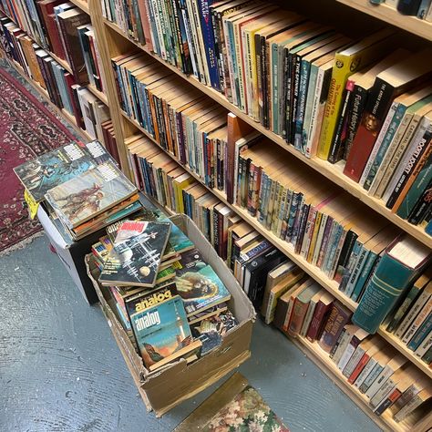 second hand bookstore Second Hand Bookstore Aesthetic, Bookstore Job Aesthetic, House Libraries, The Smell Of Books, Smell Of Books, Cottagecore Interior, Second Hand Bookstore, Used Bookstore, Knitting Club