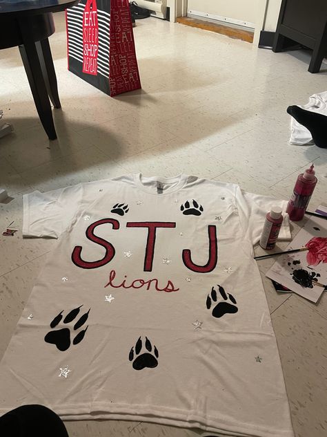 DIY SPIRITWEAR HIGH SCHOOL SHIRT FOR HOMECOMING !!!! #paint #hoco #homecoming #diy #art #highschool Homecoming Shirt Ideas, Art Highschool, Spirit Wear, Couple Shirts, School Shirts, Shirt Ideas, Diy Art, Homecoming, High School