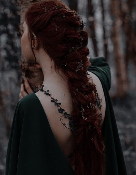 Princess Aesthetic Dark, Red Hair Princess, Scottish Hair, Seelie Queen, Fae Aesthetic, Medieval Princess, Medieval Aesthetic, Medieval Woman, Dark Red Hair