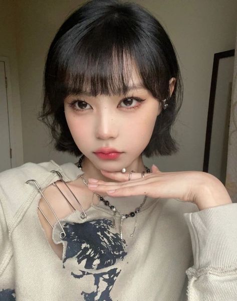 Short Asian Haircut With Bangs, Short Bob With Bangs Asian, Short Korean Hair With Bangs, Asian Bob Haircut With Bangs, Tomboy Bob Haircut, Short Black Hair Asian, Short Bob Korean, Korean Bob Cut With Bangs, Ulzzang Short Hair With Bangs