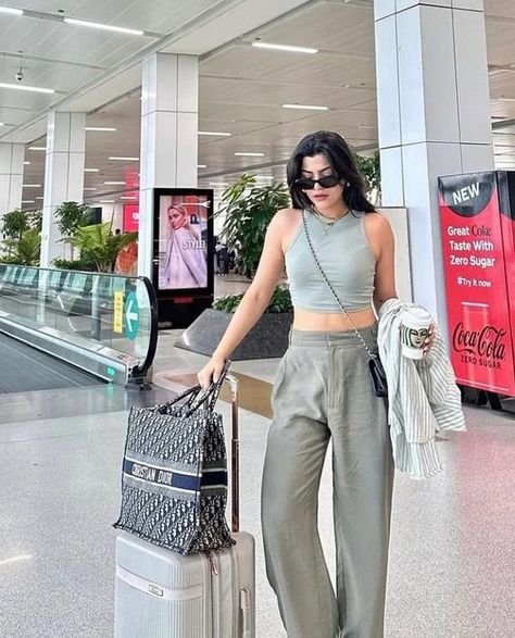 Trendy Airport Outfits, Classy Airport Outfit, Airport Style Summer, Casual Airport Outfit, Flight Outfit Airport Style, Airport Outfit Spring, Airport Outfit Comfy, Comfortable Airport Outfit, Chic Airport Outfit