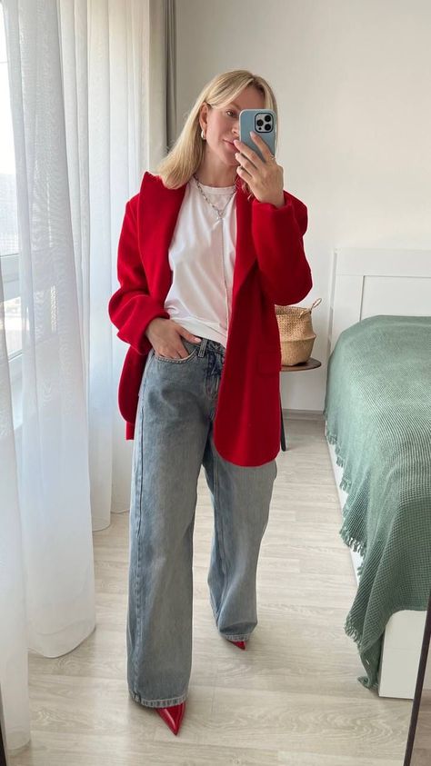 Pantalon Rojo Outfit, Outfit Pantalon Rojo, Jeans Outfit For Work, Minimalist Fashion Outfits, Looks Pinterest, Mode Turban, Winter Red, Outfit Challenge, Classy Fashion