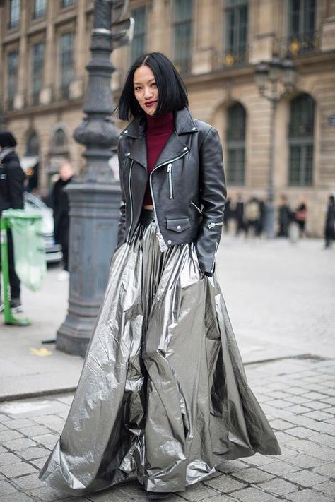 Rock Street Style, Tiffany Hsu, Mid Twenties, Grey Combination, Silver Skirt, Metallic Skirt, Metal Fashion, Evening Outfits, Mode Inspo