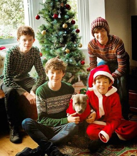 Tom Holland imagines - Merry Christmas (Peter Parker) - Wattpad Holland Brothers, Harry Holland, Baby Toms, Tom Holland Imagines, Tom Holland Peter Parker, Merry Christmas Happy Holidays, Tom Holland Spiderman, Tommy Boy, Dc Memes