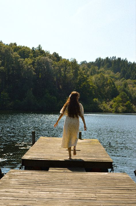 River Portrait Photoshoot, Lake Dress Photoshoot, Lake Photoshoot Aesthetic, Lake Day Photoshoot, Outdoorsy Photo Shoot, Senior Pictures By Lake, Lake Senior Picture Ideas, Lake House Photoshoot, Lakehouse Photoshoot