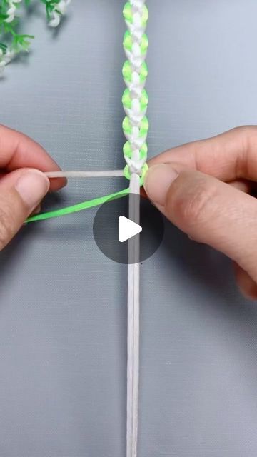 Easy Macrame Bracelet Diy, Diy Bracelets Tutorials Beads, Braided Bracelets With Beads, Diy Braided Bracelet, How To Braid, Macrame Bracelet Diy, Diy Friendship Bracelets Tutorial, Making Bracelets With Beads, Macrame Bracelet Patterns