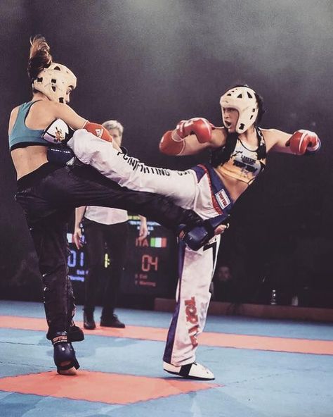 Kickboxing Women Aesthetic, Womens Kickboxing, Boxe Aesthetic, Kickboxing Aesthetic, Girl Kickboxing, Kickboxing Girl, Kickboxing Women, Boxer Aesthetic, Kick Boxing Girl