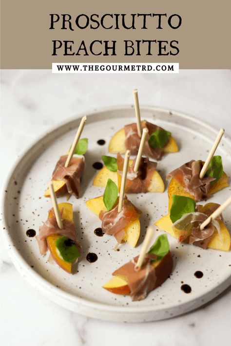 Peach Prosciutto Bites: Prosciutto wrapped peaches with basil and mozzarella - the perfect appetizer! Appetizers On A Stick, Prosciutto Peach, Prosciutto Bites, Peach Prosciutto, Antipasto Kabobs, Fancy Appetizer Recipes, Easy Delicious Appetizers, Skewer Appetizers, Prosciutto Wrapped