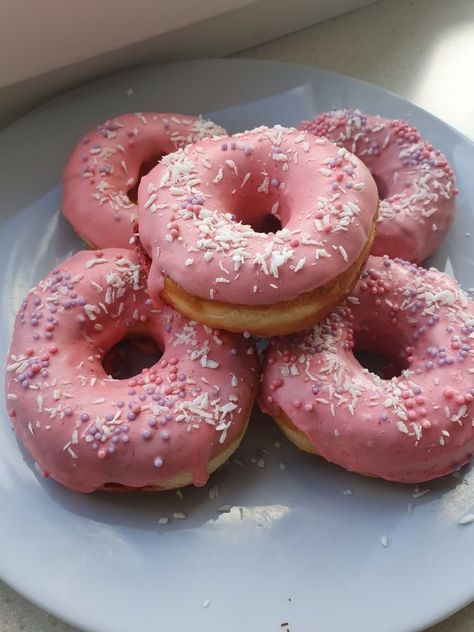 Pink Doughnut Aesthetic, Pink Dessert, Pink Doughnuts, Aesthetic Foods, Bakery Foods, Pink Desserts, Doughnut Shop, Delicious Deserts, Birthday Breakfast