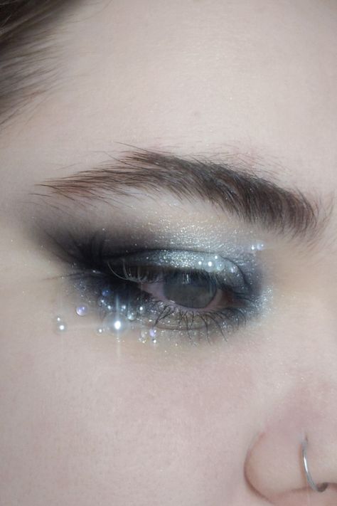 Grunge Glitter Makeup, Childish Makeup, Chrome Eyeshadow Look, Smokey Eye Silver, Messy Eyeshadow, Gray Makeup Looks, Silver Makeup Looks, Ethereal Face, Spongebob Costume