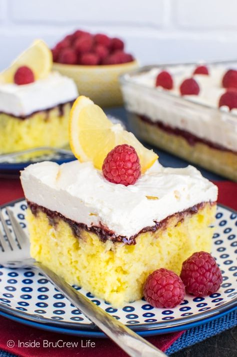 Raspberry Lemon Poke Cake Raspberry Lemon Cake, Raspberry Lemon Cakes, Chocolate Coconut Cookies, Poke Cake Lemon, Lemon Cake Easy, Cake Lemon, Lemon Mousse, Fruit Cakes, Lime Cheesecake