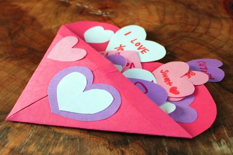 Construction paper heart envelope Make Valentine Cards, Make A Valentine Card, Construction Valentines, Valentines Card Holder, Construction Paper Flowers, Valentines Activities, Valentine Paper Crafts, Valentines Envelopes, Valentine Paper