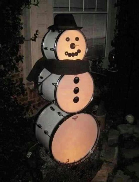 This cheerful snowman made from drums either includes two kick drums and a large floor tom or three kicks of various sizes, all stacked up and decorated very cleverly! Festive! Thanks to Neal Smith... Heavy Metal Christmas, Metal Snowman, Music Furniture, Drum Room, Drums Art, Drum Sets, Metal Christmas, Music Decor, Drum Kits