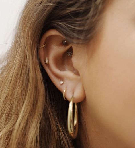 Multiple Cartilage Piercing, Midi Piercing, Upper Cartilage Piercing, Ear Piercings Gold, Curated Ear Piercing, Piercings Gold, Curated Ears, Minimalist Ear Piercings, Bellybutton Rings