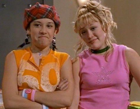 Lizzie Mcguire Outfits, Early 2000s Trends, Early 2000s Fashion Trends, 2010 Fashion Trends, 2000s Trends, 1990 Style, Hair Chopsticks, 90s Grunge Hair, 2000s Era