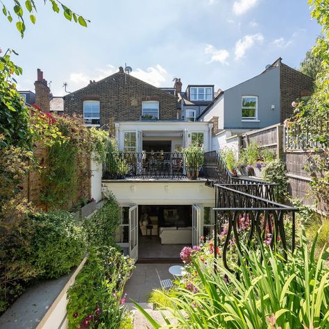 Peek inside this London townhouse for sale with a beautiful 90ft secluded garden. It's filled with roses, herbaceous borders, arches, obelisks and mature trees – all of which can be viewed from a glorious balcony. Link in bio to see more... (📷: @knightfrank) Secluded Garden, London Townhouse, Herbaceous Border, Town House, London Town, Balcony, Beautiful Homes, Borders, See More