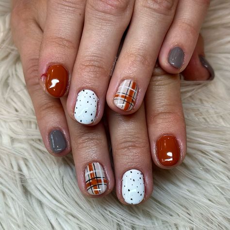 Fall Nails 2023 Plaid, Fall Nail Plaid, How To Plaid Nails, Basic Thanksgiving Nails, Nail Ideas For Fall Autumn, Plaid Thanksgiving Nails, Round Nail Ideas Fall, Flannel Nails Fall, Fall Flannel Nails