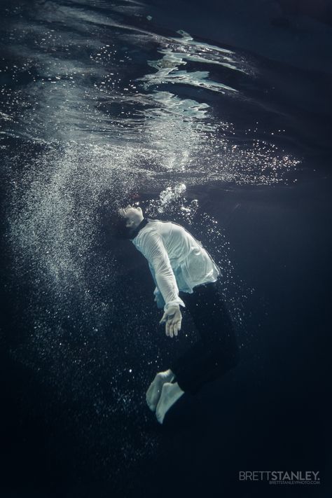 Man Underwater, Masculine Poses, Underwater Dance, Underwater Model, Underwater Photographer, The Men, The Dance, Pose Reference, Male Models