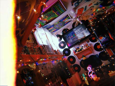 Rock Girl Aesthetic, 2000 Room, Trippy House, Flat Aesthetic, Edgy Bedroom, Teen Room Ideas, Hippie Bedroom Decor, Retro Rooms, Rock Room