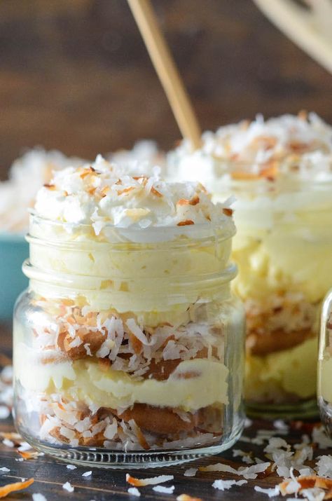 Toasted Coconut Cream Pudding: a cross between coconut cream pie & banana pudding, with layers of creamy coconut pudding, vanilla wafers & toasted coconut! Coconut Cream Pudding, Holiday Desserts Thanksgiving, Pudding Vanilla, Easy Banana Pudding Recipe, Magnolia Bakery Banana Pudding, Easy Banana Pudding, Holiday Desserts Christmas, Mason Jar Desserts, Homemade Banana Pudding