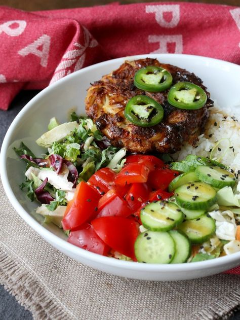 This Crab Cake Buddha Bowl is is a wonderful way to enjoy a meal packed with lots of crunchy veggie and seafood deliciousness in one dish. Pescatarian Meal Plan, Easy Chickpea Curry, Shrimp And Quinoa, Poke Bowl Recipe, Vegan Buddha Bowl, Lavender Recipes, Spiced Chickpeas, Salad Meal Prep, Crab Cake