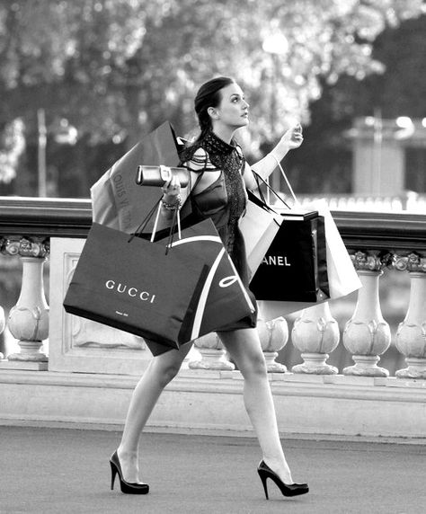 Blair Waldorf in Paris: "Whoever said that money doesn't buy happiness didn't know where to shop" Mode Gossip Girl, Money Doesnt Buy Happiness, Stile Blair Waldorf, Gossip Girl Blair, Chuck And Blair, Gossip Girls, Serena Van Der Woodsen, Chuck Bass, Leighton Meester