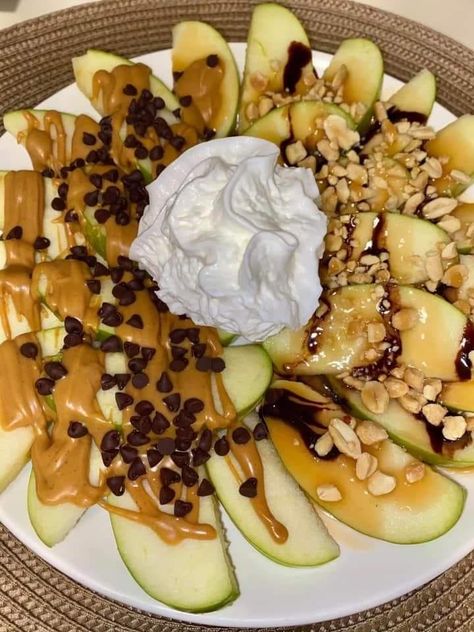 Grandma's old Recipes | Apple nachos! Stuffed Taco Shells, Caramel Apple Nachos, Apple Nachos Recipe, Weight Watcher Foods, Easy Party Recipes, Desserts With Fruit, Dessert Nachos, Apple Chocolate, Chocolate Covered Desserts