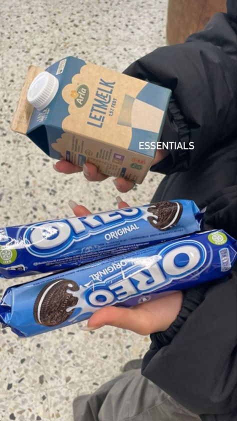 #milk #oreo #night #nightlife Aesthetic Oreo, Oreos And Milk, Oreo Ideas, Snack Aesthetic, Food Captions, Snap Streak Ideas Easy, Num Num, Ghost Hunting, Grunge Photography