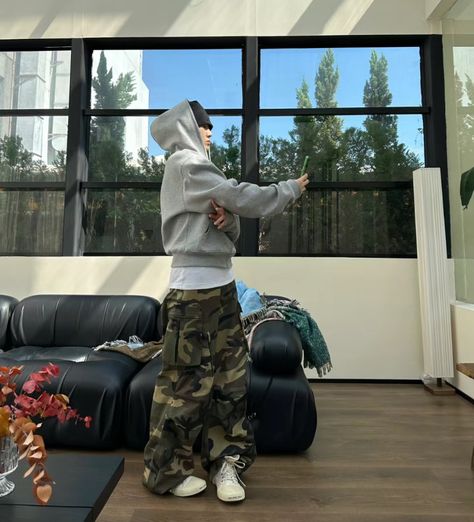 Fit Check Poses Men, Skater Style Men, Estilo Cholo, Pants Outfit Men, Camouflage Pants, Street Fashion Men Streetwear, Beanie Style, Fits Clothes, Mens Fashion Streetwear