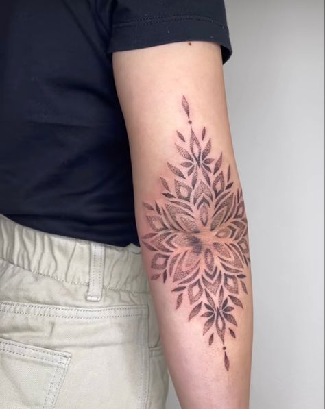 Cool Elbow Tattoos, Feminine Elbow Tattoo, Geometric Tattoo Elbow, Dotwork Tattoo Mandala, Flor Tattoo, Behind Ear Tattoos, Cherry Tattoos, Hand And Finger Tattoos, Muster Tattoos