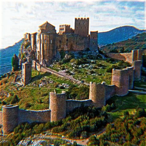 ASOIAF Castles The Westerlands Aesthetic, Westerlands Aesthetic, Asoiaf Castles, Westeros Houses, Golden Tooth, Lannister Aesthetic, Asoiaf Aesthetic, Fantasy Castles, Casterly Rock