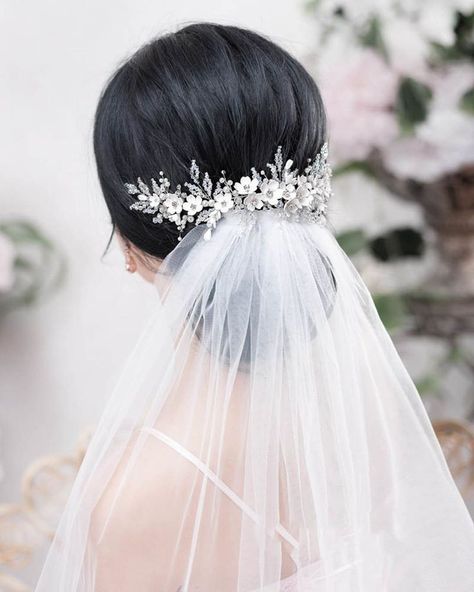 Bridal Hair Headpiece, Hair Comb Accessories, Wedding Hairstyles With Veil, Headpiece Hairstyles, Best Wedding Hairstyles, Bridal Hair Jewelry, Wedding Hair Inspiration, Voluminous Hair, Wedding Hair Flowers