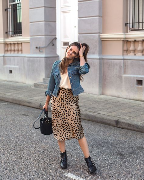 Naomi wild things leopard print silk slip skirt by Realisation Par size guide and outfit idea Inspiring Wit fashion blogger Jenelle Witty Silk Slip Skirt, Leopard Print Outfits, Realisation Par, Leopard Print Skirt, Leopard Skirt, Animal Print Skirt, Skirts Midi High Waisted, Mode Chic, Slip Skirt