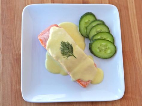 What They Ate on Titanic - Poached Salmon with Mousseline Sauce from The History Center Titanic Food, Poached Fish, Poached Salmon, Last Dinner, Food History, Primal Paleo, Retro Recipes, Fish Dishes, Vintage Recipes