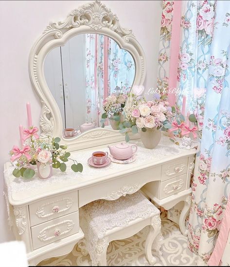 Shabby Chic Decor Ideas, Shabby Chic Bedroom Furniture, Shabby Chic Vanity, Dreamy Decor, Princess Bedroom, Bedroom Dressing, Makeover Bedroom, Casa Vintage, Princess Room