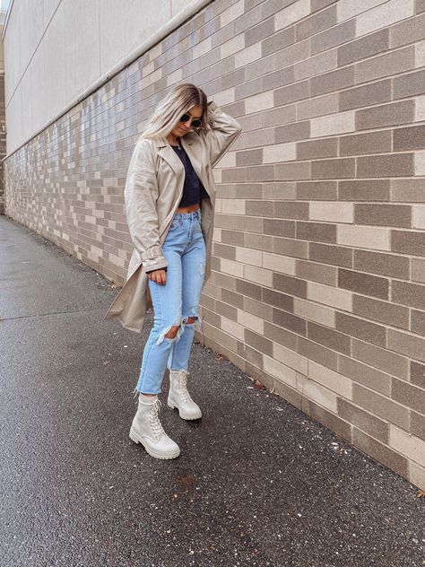 Cream Combat Boots Outfit Fall, White Boot Outfit Ideas, Nude Combat Boots Outfit, Cream Combat Boots Outfit, Beige Combat Boots Outfit, Combat Boots Outfit Winter, White Combat Boots Outfit, Combat Boots Outfit Fall, Cream Boots Outfit