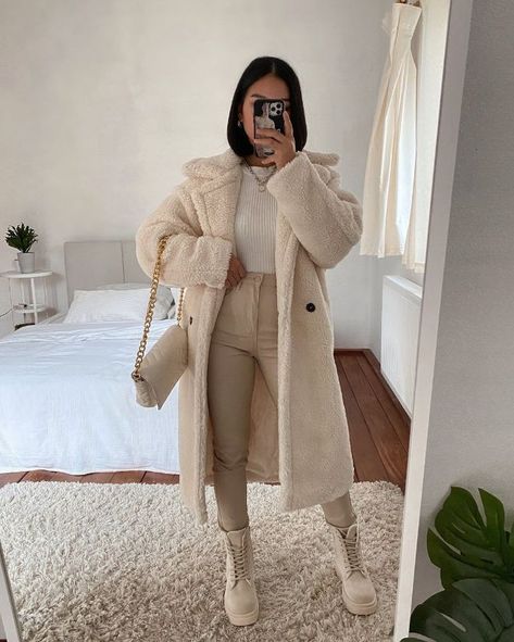 Elegant Winter White Outfits To Match The Chilling Vibes of the Season Thanyaw Outfits, Autum Outfit, Mantel Outfit, Winter White Outfit, Comfy Outfits Winter, Weekend Outfits, Winter Fashion Outfits Casual, Outfit Chic, Beige Outfit