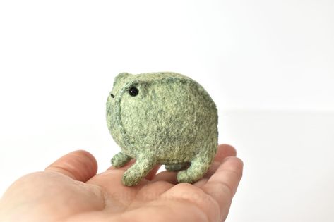 This adorable handmade felt frog stands approximately 3 inches tall and is completely hand sewn. This piece is considered a soft sculpture art toy and is inspired by the ever cute but grumpy Rain Frog. Suitable for gently play. The limbs have sewn in wire for gentle pose-ability.  This item is MADE TO ORDER. Please take note that processing and shipping time will take 1-3 weeks as I take time to completely hand create your item for you. Rain Frog Crochet, How To Sew A Frog, Felt Frog Pattern, Frog Plushie Diy, Felt Mushroom Pattern, Mushroom Sewing Pattern, Frog Plush Pattern, Felt Plush Pattern, Frog Sewing Pattern