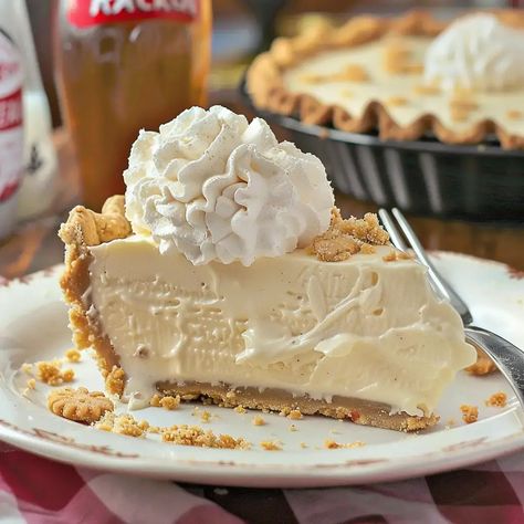 Root Beer Float Pie Root Beer Pie, Root Beer Float Pie, Pie Crust Recipe Easy, Trifle Dish, Fudge Cookies, Beer Float, Cream Pie Recipes, Root Beer Float, Vanilla Pudding Mix