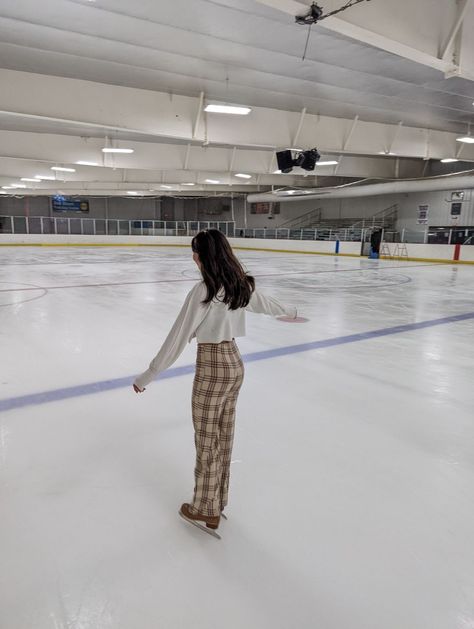 ice skating, fall outfit Summer Ice Skating Outfit, Ice Skating Casual Outfit, Ice Skating Outfit Casual Dates, Ice Skating Outfit Date, Ice Skating Date Outfit, Ice Skating Outfit Aesthetic, Ice Skating Outfit Casual, Indoor Ice Skating, Ice Skating Outfit