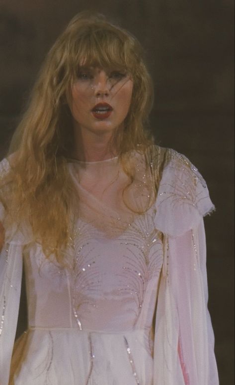 Folklore Illicit Affairs, Taylor Swift Performing, Folklore Era, Illicit Affairs, Taylor Swift The Eras Tour, Long Live Taylor Swift, Live Taylor, White Picture, Taylor Swift Pictures